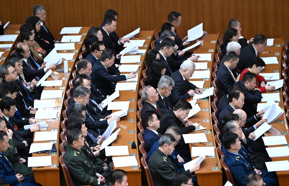 3月7日，全國政協十四屆二次會議在北京人民大會堂舉行第二次全體會議。這是委員們在認真聽會。?新華社記者 陳曄華 攝