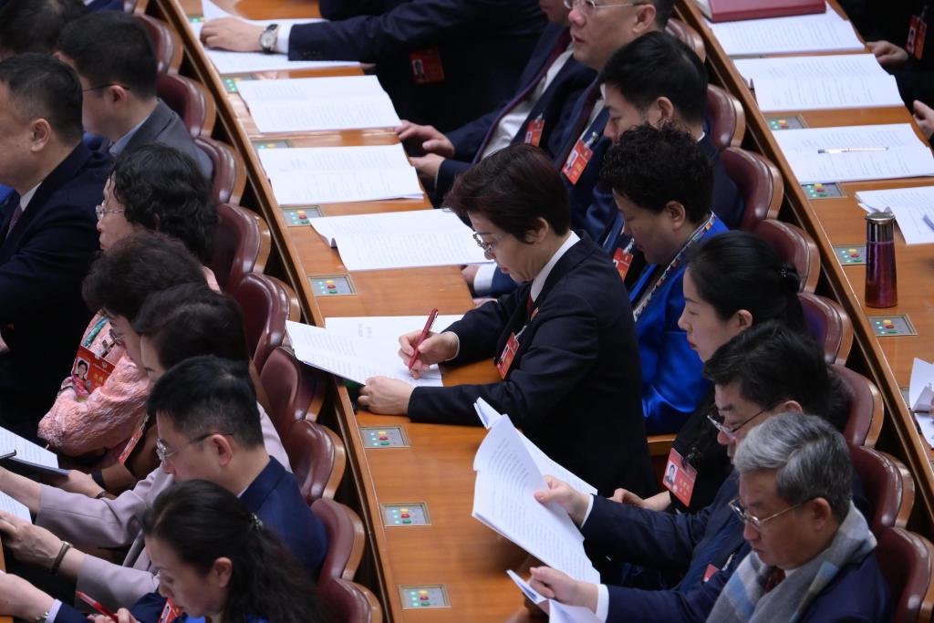 3月7日，全國政協十四屆二次會議在北京人民大會堂舉行第二次全體會議。這是委員們在認真聽會。?新華社記者 李賀 攝