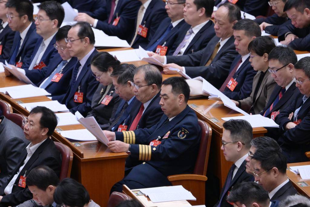 3月7日，全國政協十四屆二次會議在北京人民大會堂舉行第二次全體會議。這是委員們在認真聽會。?新華社記者 李賀 攝