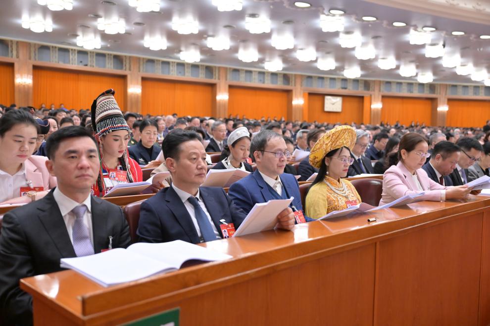 3月7日，全國政協(xié)十四屆二次會(huì)議在北京人民大會(huì)堂舉行第二次全體會(huì)議。這是委員們?cè)谡J(rèn)真聽會(huì)。