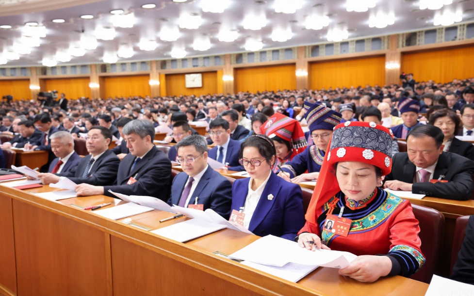 3月8日，十四屆全國人大二次會(huì)議在北京人民大會(huì)堂舉行第二次全體會(huì)議。這是代表們?cè)谡J(rèn)真聽會(huì)。新華社記者 劉衛(wèi)兵 攝