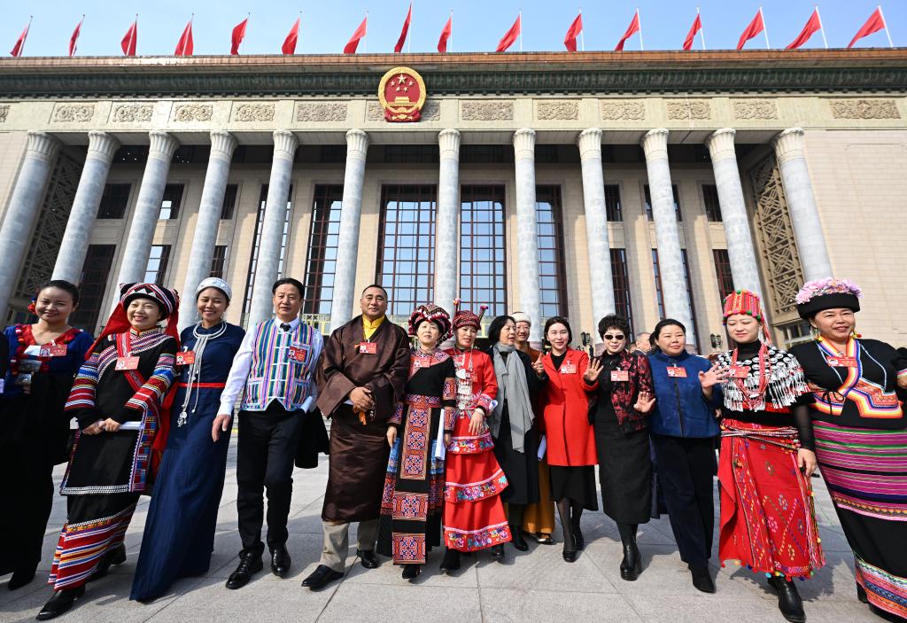 3月10日，中國人民政治協(xié)商會議第十四屆全國委員會第二次會議在北京人民大會堂舉行閉幕會。這是閉幕會后，委員們走出人民大會堂。新華社記者 陳曄華 攝
