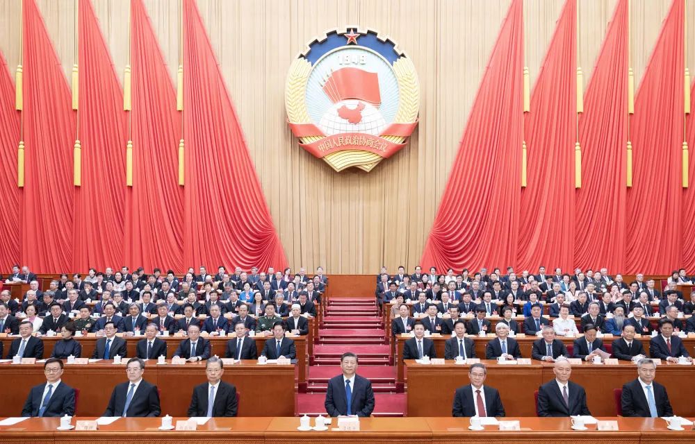 3月10日上午，中國人民政治協(xié)商會(huì)議第十四屆全國委員會(huì)第二次會(huì)議在北京人民大會(huì)堂閉幕。這是習(xí)近平、李強(qiáng)、趙樂際、蔡奇、丁薛祥、李希、韓正在主席臺(tái)就座。新華社記者 黃敬文 攝