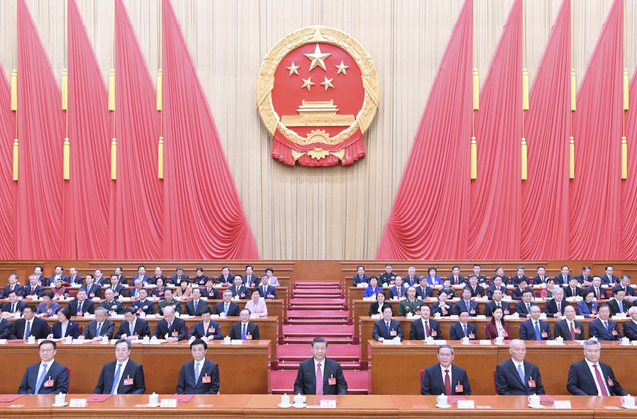 3月11日，第十四屆全國人民代表大會(huì)第二次會(huì)議在北京人民大會(huì)堂閉幕。黨和國家領(lǐng)導(dǎo)人習(xí)近平、李強(qiáng)、王滬寧、蔡奇、丁薛祥、李希、韓正等在主席臺(tái)就座。新華社記者 謝環(huán)馳 攝