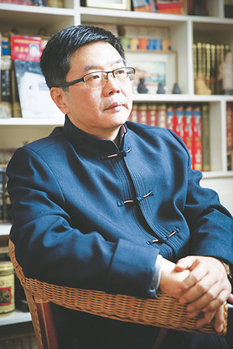 方遠(yuǎn)，資深報(bào)人，中國(guó)作家協(xié)會(huì)會(huì)員。山東省作家協(xié)會(huì)小說(shuō)創(chuàng)作委員會(huì)委員。濟(jì)南市首批簽約作家，濟(jì)南日?qǐng)?bào)報(bào)業(yè)集團(tuán)舜網(wǎng)文學(xué)顧問(wèn)，山東省散文學(xué)會(huì)特聘專家。著有長(zhǎng)篇小說(shuō)《大河入海流》《大船隊(duì)》《墜落的天使》等五部，小說(shuō)集《尋找情人》，中篇小說(shuō)《神龜出沒(méi)》《門(mén)縫兒里的愛(ài)情》等二十余部，多篇作品被報(bào)刊轉(zhuǎn)載、連載，收入各種選本及年選。長(zhǎng)篇小說(shuō)《河與海》《大船隊(duì)》先后入選中國(guó)作協(xié)重點(diǎn)作品扶持項(xiàng)目和定點(diǎn)深入生活項(xiàng)目，長(zhǎng)篇報(bào)告文學(xué)《光明路上追夢(mèng)人》入選山東省作協(xié)重點(diǎn)扶持作品。曾獲第一屆、第四屆山東省泰山文藝獎(jiǎng)，泉城文藝獎(jiǎng)、梁斌小說(shuō)獎(jiǎng)、山東省對(duì)外傳播獎(jiǎng)、濟(jì)南文學(xué)獎(jiǎng)及濟(jì)南市第六、九、十一屆文藝精品工程獎(jiǎng)等。