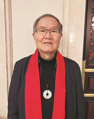 劉慶邦，中國(guó)煤礦作協(xié)主席。著有長(zhǎng)篇小說(shuō)《斷層》《遠(yuǎn)方詩(shī)意》《紅煤》《遍地月光》《黑白男女》《女工繪》等12部，中短篇小說(shuō)集、散文集《走窯漢》《梅妞放羊》《遍地白花》《響器》《黃花繡》等70余部。《劉慶邦短篇小說(shuō)編年》十二卷。曾獲魯迅文學(xué)獎(jiǎng)等各類(lèi)獎(jiǎng)項(xiàng)，作品被譯成多種文字出版
