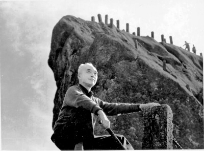 王朝聞，1909年出生，2004年去世，四川合江人。美學(xué)家、藝術(shù)理論家、雕塑家、藝術(shù)教育家。1932年考入杭州藝專；1940年赴延安，在魯迅藝術(shù)文學(xué)院進(jìn)行雕塑創(chuàng)作與教學(xué)；新中國成立后，曾任中央美術(shù)學(xué)院教授兼副教務(wù)長，中國美術(shù)家協(xié)會(huì)副主席，中華全國美學(xué)學(xué)會(huì)會(huì)長，《美術(shù)》雜志主編，文化部文學(xué)藝術(shù)研究院（今中國藝術(shù)研究院）副院長。著有《新藝術(shù)創(chuàng)作論》《一以當(dāng)十》《論鳳姐》《審美談》《審美心態(tài)》《雕塑雕塑》等。