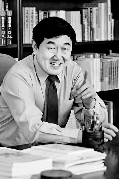 陳洪 南開大學講席教授，國家級教學名師，南開大學原常務副校長；任《文學遺產(chǎn)》《天津社會科學》等學術期刊編委，《文學與文化》主編，曾獲國家級教學成果一等獎；研究領域涉及中華傳統(tǒng)文化、中國古典文學、中國文學批評史、中國古代小說理論、明清小說、文學與宗教等諸多方面，著有《結緣：文學與宗教》《中國小說理論史》《金圣嘆傳》《六大名著導讀》《漫說水滸》等。