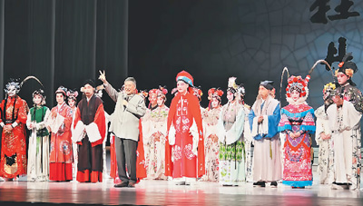 圖為演員在高雄演出謝幕時合影，白先勇對觀眾比出20周年的手勢。