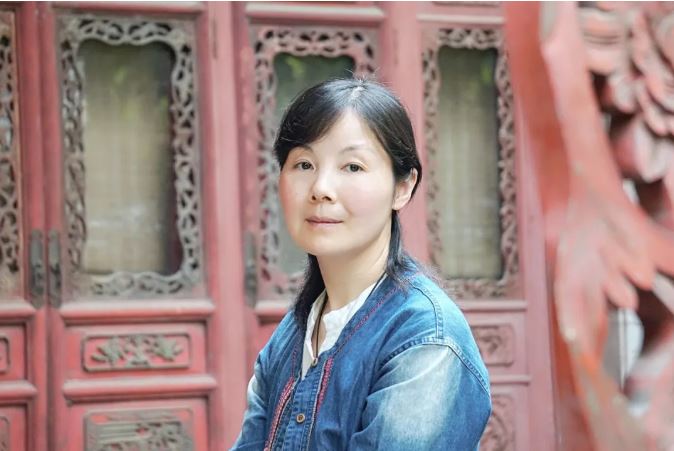 王蕓    生于湖北，現(xiàn)居南昌。一級作家，南昌市作家協(xié)會主席。出版長篇小說《對花》《江風(fēng)烈》，小說集《請叫她天鵝》《薇薇安曾來過》《與孔雀說話》《羽毛》，散文集《紙上萬物浮現(xiàn)如初》《此生》《穿越歷史的楚風(fēng)》《接近風(fēng)的深情表達》《經(jīng)歷著異常美麗》等。三百余萬字作品見于《人民文學(xué)》《當(dāng)代》《新華文摘》《小說選刊》《中國作家》《青年文學(xué)》《上海文學(xué)》《江南》《芙蓉》《長城》《天涯》《美文》《散文》《長江文藝》《中篇小說選刊》《小說月報》等，收入五十多種選本。曾獲第三屆湖北文學(xué)獎、第七屆屈原文藝獎、第一屆江西省文藝創(chuàng)作獎、第二屆林語堂文學(xué)獎（小說）大獎等。獲評江西省思想宣傳文化系統(tǒng)“四個一批”人才。