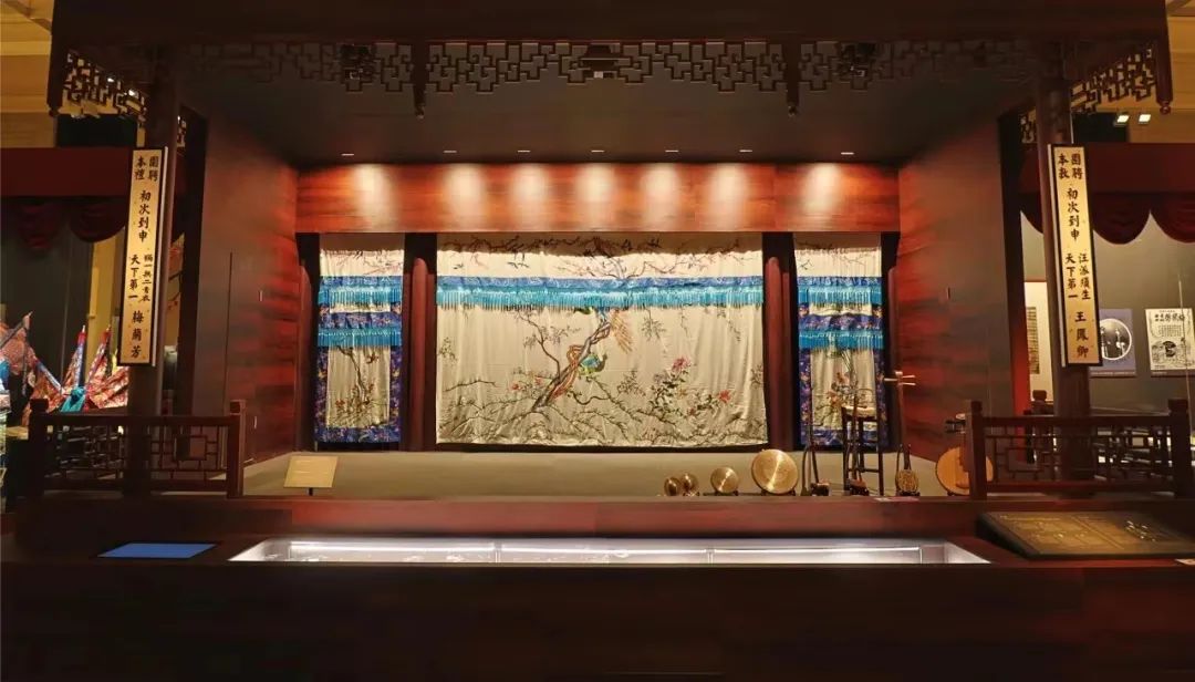 “梅綻東方——梅蘭芳在上海”特展現場搭建的梅蘭芳與王鳳卿登臺演出的新式劇場