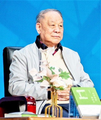 劉心武，曾任《人民文學(xué)》主編。代表作有短篇小說《班主任》、長(zhǎng)篇小說《鐘鼓樓》（獲第二屆茅盾文學(xué)獎(jiǎng)）、散文集《也曾隔窗窺新月》《我眼中的建筑與環(huán)境》《劉心武妙品紅樓夢(mèng)》等