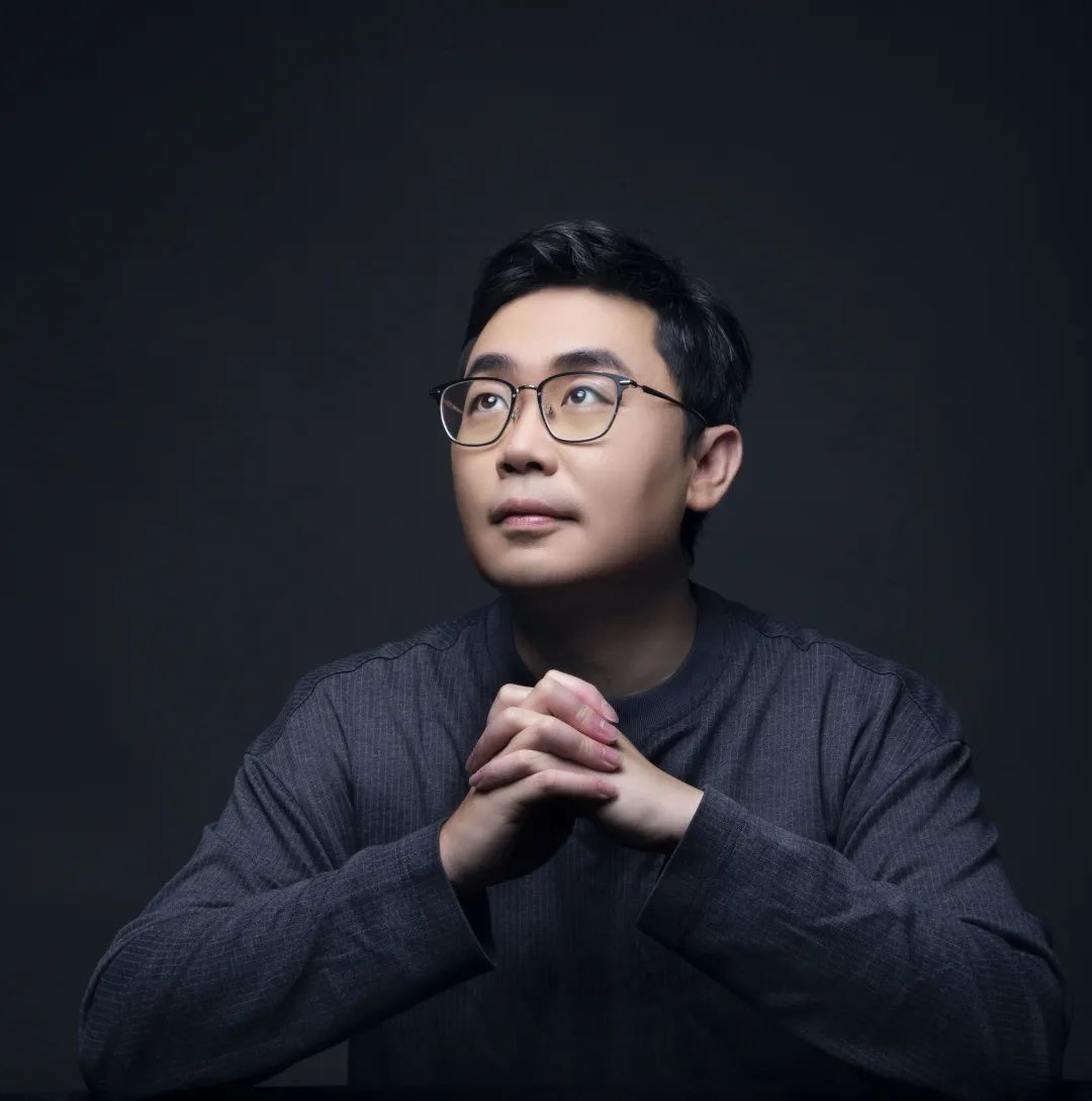 蔡崇達(dá)，青年作家，福建泉州人，曾任《中國(guó)新聞周刊》執(zhí)行主編。出版有非虛構(gòu)作品集《皮囊》、長(zhǎng)篇小說《命運(yùn)》等。作品被翻譯成英語(yǔ)、俄羅斯語(yǔ)、葡萄牙語(yǔ)、韓語(yǔ)等語(yǔ)種，在十幾個(gè)國(guó)家、地區(qū)發(fā)行，至今發(fā)行近600萬(wàn)冊(cè)。