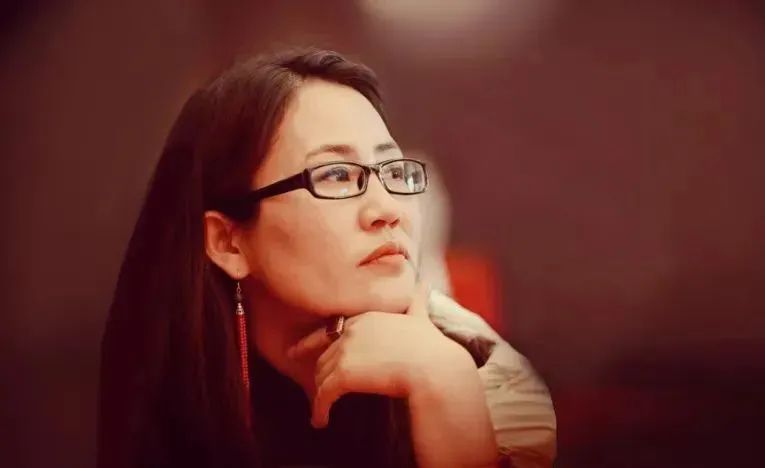 娜仁高娃，蒙古族，中國作家協(xié)會會員。著有短篇小說《醉陽》《熱戀中的巴岱》、長篇小說《影》等，其中小說集《七角羊》入選中國作家協(xié)會“中國少數(shù)民族文學(xué)之星叢書”。曾獲2018年《草原》文學(xué)獎、第十二屆內(nèi)蒙古自治區(qū)文學(xué)創(chuàng)作“索龍嘎”獎、2020年《民族文學(xué)》年度獎；中篇小說《裸露的山體》入選中國當代文學(xué)研究會年榜、中國小說學(xué)會2023年度中國好小說榜。