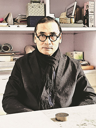 劉萬鳴 1989年畢業于天津美術學院，1995年就讀于中國藝術研究院美術學研究生課程班。現任全國政協委員、民盟中央委員、中國美術家協會副主席、中國國家畫院院長。2012年獲中國青年藝術家提名獎，2014年入選國家百千萬人才工程授予“有突出貢獻中青年專家”稱號，中宣部2017年文化名家暨“四個一批”人才，中組部國家高層次人才特殊支持計劃領軍人才“萬人計劃”。中國畫作品曾入選全國美展、全國畫院展及省部級展覽，獲得金、銀、銅、優秀等獎項十余次。積極參與國家主題性創作，作為第一作者完成《遣唐使》《西電東送、西氣東輸工程》《黃河擺渡人》《南水北調工程》等中國畫作品?！吨袊嬚摗芬粫鵀槠胀ǜ叩葘W校藝術學科新形態重點規劃教材。曾在中國國家博物館等國家級展館舉辦個展，作品被中國美術館、中國國家博物館、中國藝術研究院等國家級單位收藏。