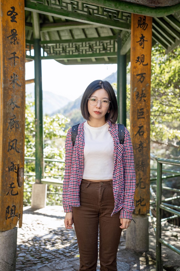 作家簡介 李姍姍，筆名三三，女，漢族，一九九一年出生，畢業(yè)于中國人民大學(xué)創(chuàng)造性寫作專業(yè)。作品發(fā)表于《人民文學(xué)》《收獲》等多家刊物，多有選載。曾獲2020年“鐘山之星”年度青年佳作獎、2021年度青花郎?人民文學(xué)獎新人獎、第七屆郁達(dá)夫小說獎短篇小說獎、首屆《靜?安》文學(xué)獎、紅棉文學(xué)獎小說主獎等獎項(xiàng)，入選王蒙青年作家支持計(jì)劃?年度特選作家（2022—2023）等。著有短篇小說集《晚春》《山頂上是海》《俄羅斯套娃》《離魂記》等四部。