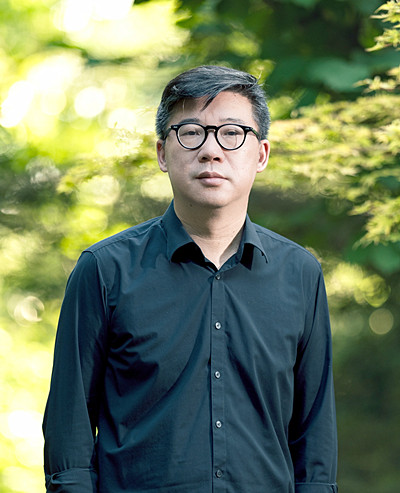 李修文，湖北省作家協會主席、武漢市文聯主席、武漢大學文學院教授，著有《猛虎下山》《詩來見我》《致江東父老》《山河袈裟》《滴淚痣》《捆綁上天堂》等