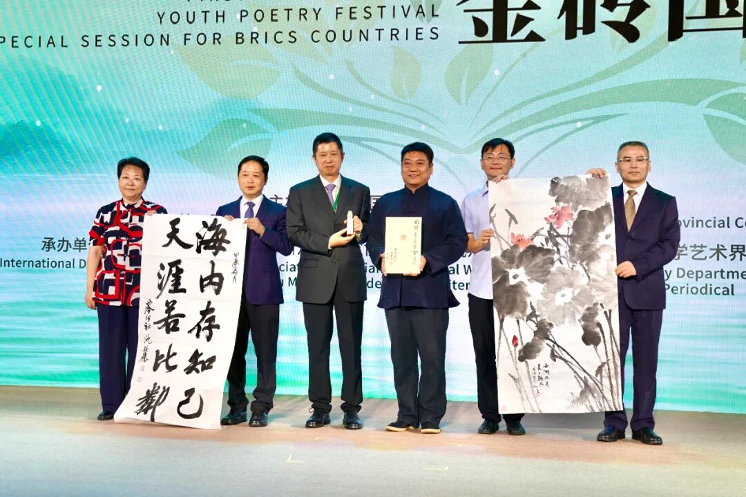 藝術家王臻、沈穎麗、繆宏波將現場創作的篆刻及書畫作品贈予國際青春詩會組委會