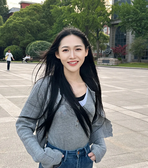 周燊，滿族，中國作家協會會員，藝術碩士、文學博士，從教于高校創意寫作和現當代文藝研究等方向，曾獲第六屆山東省泰山文藝獎（文學創作獎）、復旦大學光華獎等榮譽。