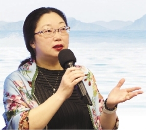 楊怡芬，浙江舟山人，魯迅文學(xué)院第13屆高研班學(xué)員。2002年開始寫作，在《人民文學(xué)》《十月》《花城》等發(fā)表小說百余萬字，出版中短篇小說集《披肩》、中篇小說集《追魚》、長篇小說《離觴》《海上繁花》等。