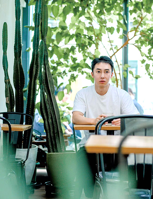 周宏翔，一九九〇年生于重慶，現居北京。中國作家協會會員。出版《當燃》《第一次看見燦爛的時刻》等十余部作品，多部作品正在影視改編中。曾獲第五屆巴蜀青年文學獎、“新浪年度十大熱書”等