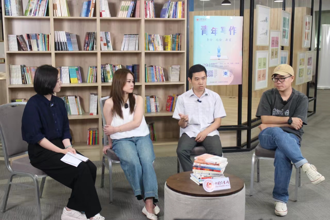 中國作家網文學直播間對談現場（左起：賀嘉鈺、葉昕昀、徐剛、石一楓）