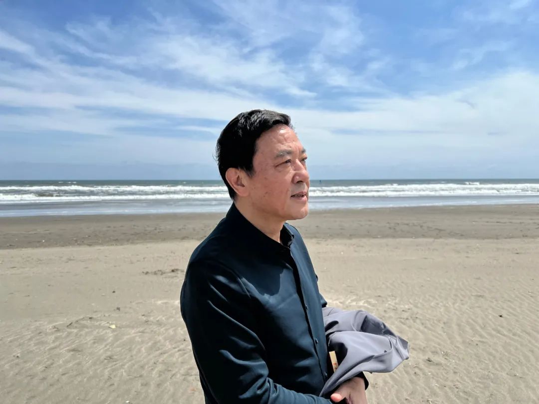 潘軍，著名作家、編??；1957年生，安徽懷寧人。1982年畢業于安徽大學中文系，主要作品有長篇小說《日暈》《風》《獨白與手勢》《死刑報告》以及《潘軍小說文本》（6卷）等，并譯介為多種文字，多次獲獎。另有話劇作品《地下》《斷橋》《合同婚姻》《霸王歌行》，獲第31屆“世界戲劇節”優秀劇目獎。自編自導的電視劇有《五號特工組》《海浪行動》《驚天陰謀》《粉墨》《虎口拔牙》《分界線》等。