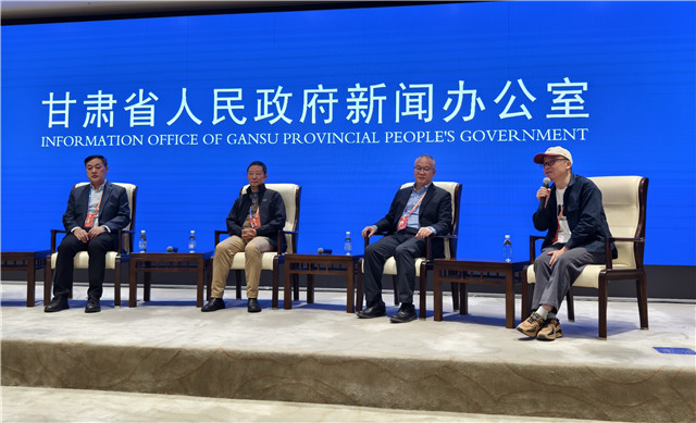 中山大學(xué)博導(dǎo)、教授，中國(guó)頂尖文學(xué)評(píng)論家謝有順，浙江文藝出版社常務(wù)副社長(zhǎng)，翻譯家曹元勇，北師大教授，詩(shī)人歐陽(yáng)江河，魯迅文學(xué)獎(jiǎng)獲得者、甘肅文聯(lián)副主席、作協(xié)主席葉舟回答記者提問(wèn)（攝影 澎湃新聞?dòng)浾?夏奕寧）