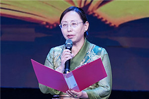 長篇小說獎：《在高原》  作者：尼瑪潘多（藏族）         獲獎感言文學(xué)創(chuàng)作不是我的職業(yè)，是我選擇的一條精神之路，它給予我的心理安寧和精神豐盈感，讓我心生感恩。今天，《在高原》這本書里呈現(xiàn)的故事、思考和探索得到評委們的肯定，給我的鞭策和鼓舞是巨大的，讓我對走好今后的文學(xué)創(chuàng)作之路充滿了信心……