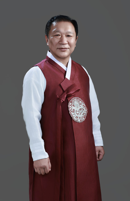 金榮健，朝鮮族，1963年生。曾任延邊人民出版社《文化時代》編輯部主編。出版詩集《晨山問候》《至水微瀾》《留在空位置的理由》等。曾獲吉林省長白山文藝獎、吉林省電視丹頂鶴獎最優(yōu)秀導(dǎo)演獎、全國少數(shù)民族廣播電視節(jié)目最優(yōu)秀導(dǎo)演獎等，被評為全國百佳電視藝術(shù)工作者。編劇及總策劃的舞劇《阿里郎花》獲中國少數(shù)民族舞蹈大賽金獎。