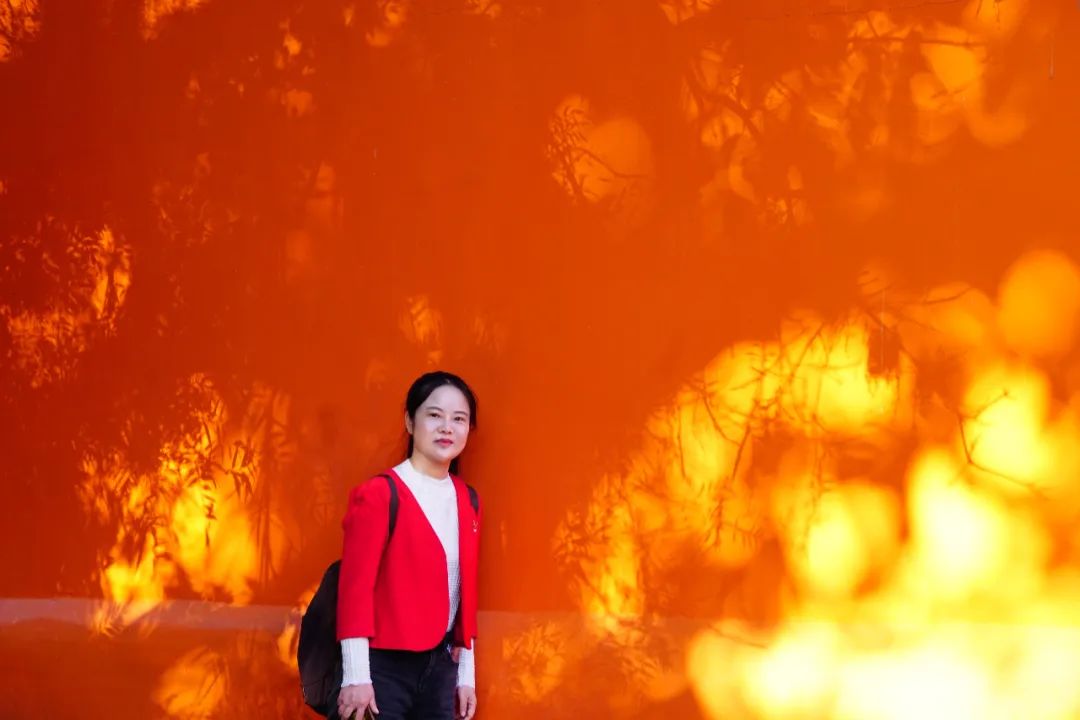 張巧慧，浙江寧波人，中國(guó)作協(xié)會(huì)員。曾參加中國(guó)作協(xié)《詩(shī)刊》社第30屆青春詩(shī)會(huì)。獲2015年華文青年詩(shī)人獎(jiǎng)、於梨華青年文學(xué)獎(jiǎng)、儲(chǔ)吉旺文學(xué)獎(jiǎng)、三毛散文獎(jiǎng)。入選“中國(guó)新銳女詩(shī)人二十家”。作品發(fā)表于《人民文學(xué)》《詩(shī)刊》《十月》《散文選刊》《山花》等十多種文學(xué)刊物，入選多種選集及排行榜。
