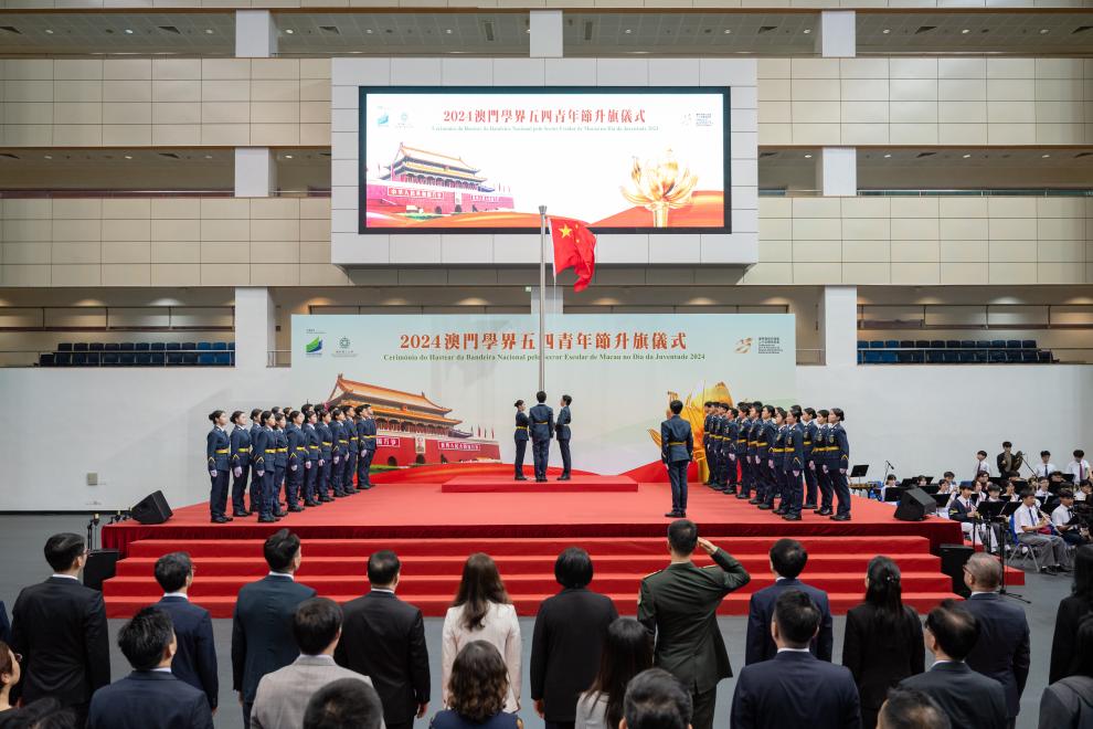 5月4日，澳門學界升旗隊參加“澳門學界五四青年節升旗儀式”。新華社發（張金加攝）
