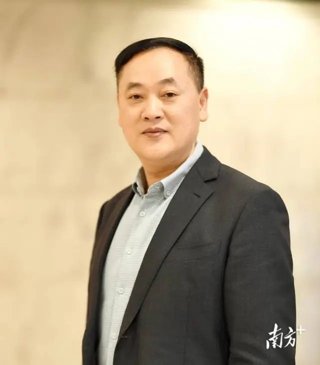 謝有順，男，漢族，1972年7月生，福建長汀人。先后畢業于福建師大和復旦大學中文系，獲文學博士學位。曾任廣東省作家協會創作研究部副主任、一級作家，2006年起任中山大學中文系教授、博士生導師。  先后入選中宣部文化名家暨“四個一批”人才、國務院特殊津貼專家、教育部“長江學者”特聘教授等。兼任中國作家協會文學理論批評委員會副主任、中國小說學會副會長。  主要從事中國當代文學和文化研究。在《文學評論》等刊發表學術論文三百多篇，其中十幾篇論文被《新華文摘》全文轉載。著有《成為小說家》《散文中的心事》《文學的深意》等著作二十幾部，主編《中國當代作家論》等叢書多套。主持多個國家社科基金項目。曾獲馮牧文學獎、中國文聯“啄木鳥杯”優秀論著獎、莊重文文學獎等多個獎項。