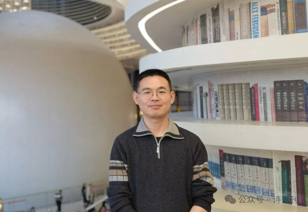 宋煜，本名宋立理，河北隆堯人，中國作家協(xié)會(huì)會(huì)員、河北省作家協(xié)會(huì)會(huì)員。曾出版長篇小說《穿越玫瑰》，詩歌散見于《詩刊》《星星》《揚(yáng)子江詩刊》《詩選刊》等刊物，曾入選河北文學(xué)排行榜·詩歌榜。