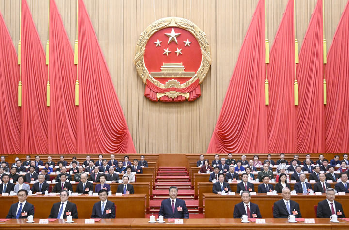 3月11日下午，第十四屆全國人民代表大會第三次會議在北京人民大會堂閉幕。黨和國家領導人習近平、李強、王滬寧、蔡奇、丁薛祥、李希、韓正等在主席臺就座。新華社記者 李學仁 攝