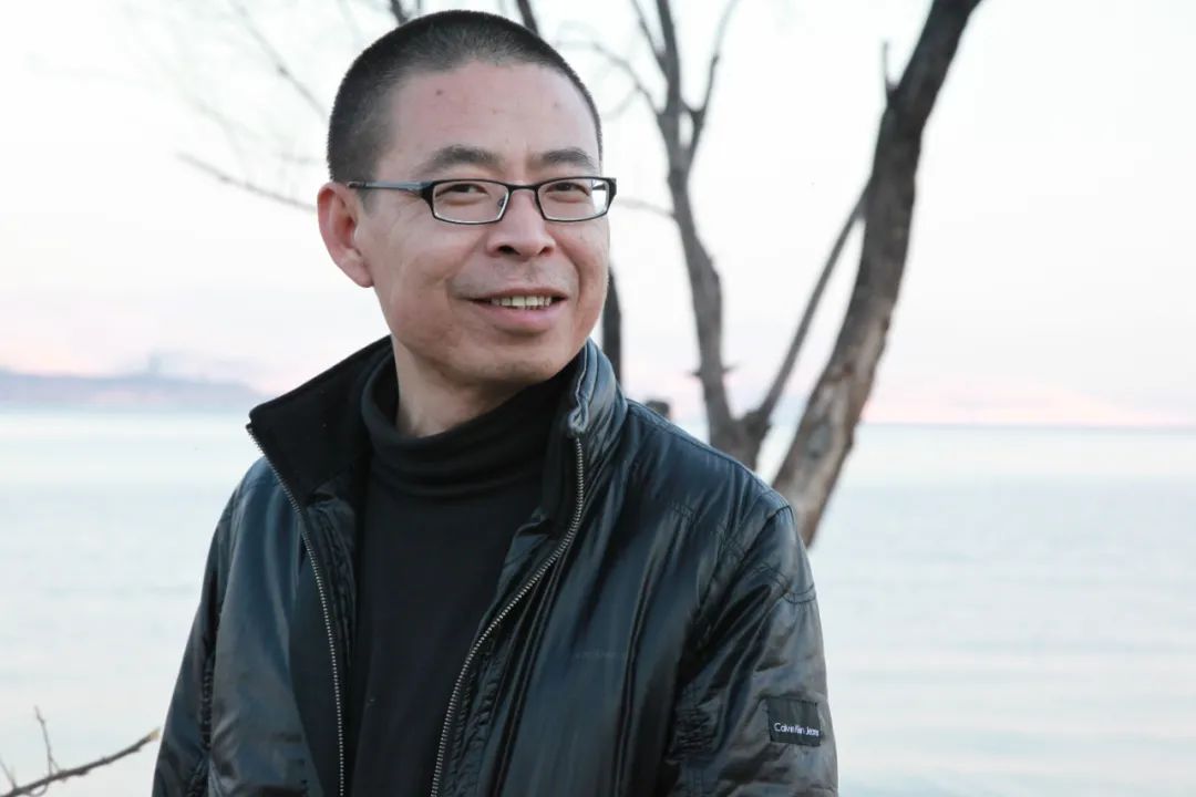 李亞偉，1963年出生于重慶市酉陽縣。創作過《男人的詩》《醉酒的詩》《空虛的詩》《航海志》《野馬與塵埃》《河西走廊抒情》等長詩和組詩，出版有詩集《豪豬的詩篇》《紅色歲月》《酒中的窗戶》《我在雙魚座上給你寫信》以及文論集《詩歌與先鋒》、文化隨筆《人間宋詞》等；獲第四屆華語文學傳媒2005年度詩人獎、第一屆魯迅文化獎年度詩歌獎、首屆屈原詩歌金獎等。