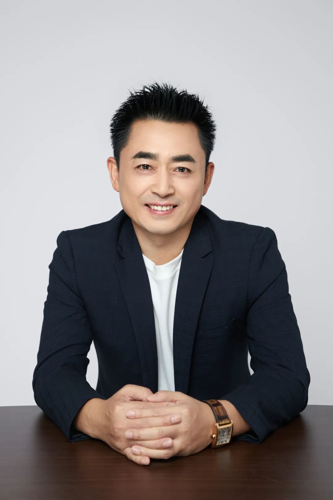 王峰，中國作家協會會員，中國詩歌學會會員。現為波音客機資深機長。曾獲第六屆泰山文藝獎，第二屆艾青詩歌獎。詩作發表于《人民文學》《詩刊》《十月》《作品》《詩歌月刊》《星星》《草堂》《鐘山》。出版詩集《三萬英尺》《睡在溪邊的魚》《天際線》《下垂的時間》。