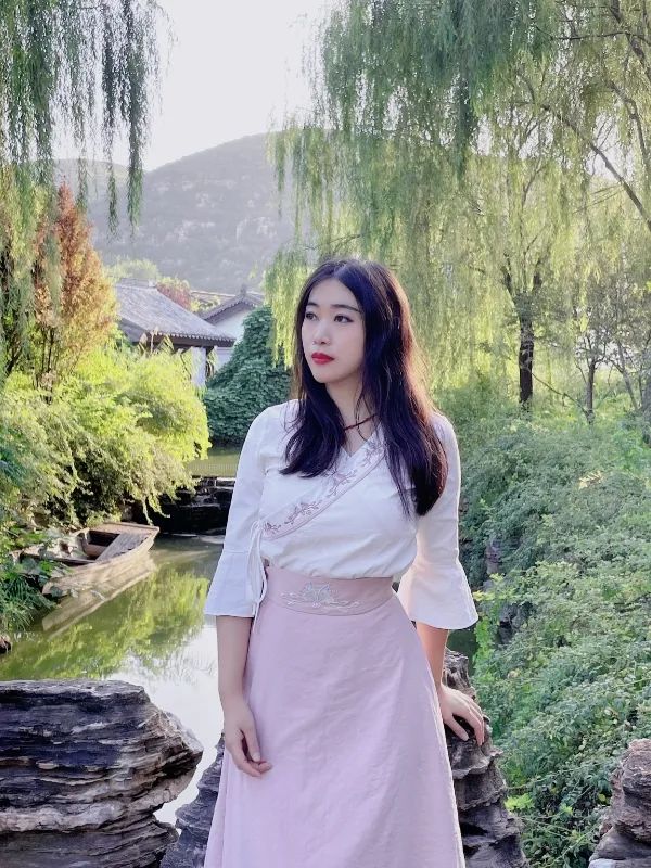 楊碧薇，中央民族大學文學博士，北京大學藝術學博士后。中國作家協會會員，中國文藝評論家協會會員。學術研究涉及文學、搖滾、民謠、電影、攝影、裝置等。出版《下南洋》《去火星旅行》等詩集、散文集、學術批評集等多部。主講個人網課《由淺入深讀懂漢語新詩》入駐騰訊視頻。