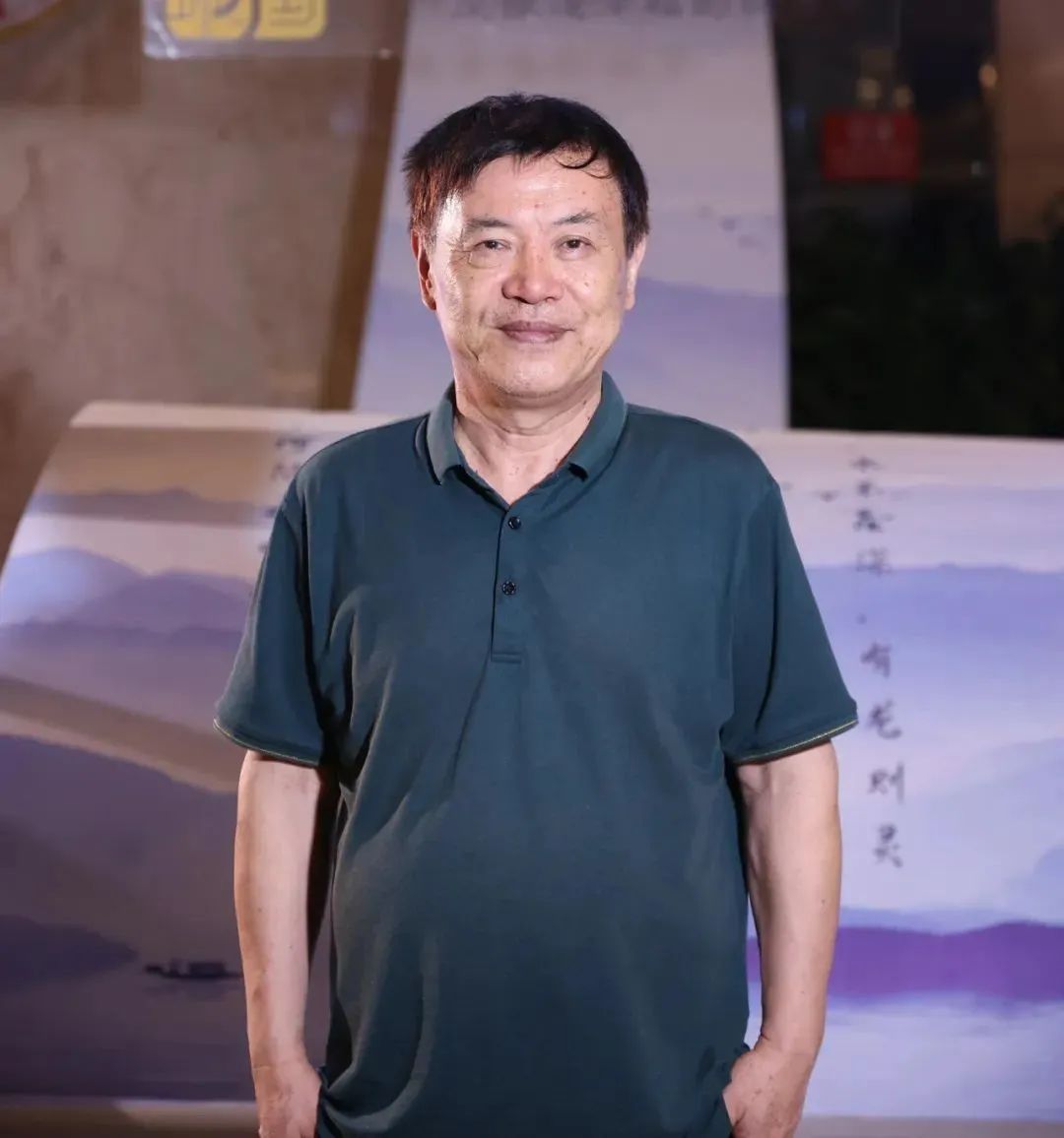 陸健，中國傳媒大學教授，中國詩歌學會常務理事。20世紀80年代初開始發表作品，先后創作發表詩歌、散文、評論等作品近千件，出版《窗戶嘹亮的聲音》《名城之門》等詩集與文藝評論集近30部，逐步形成了“紀實性詩歌”的寫作風格。