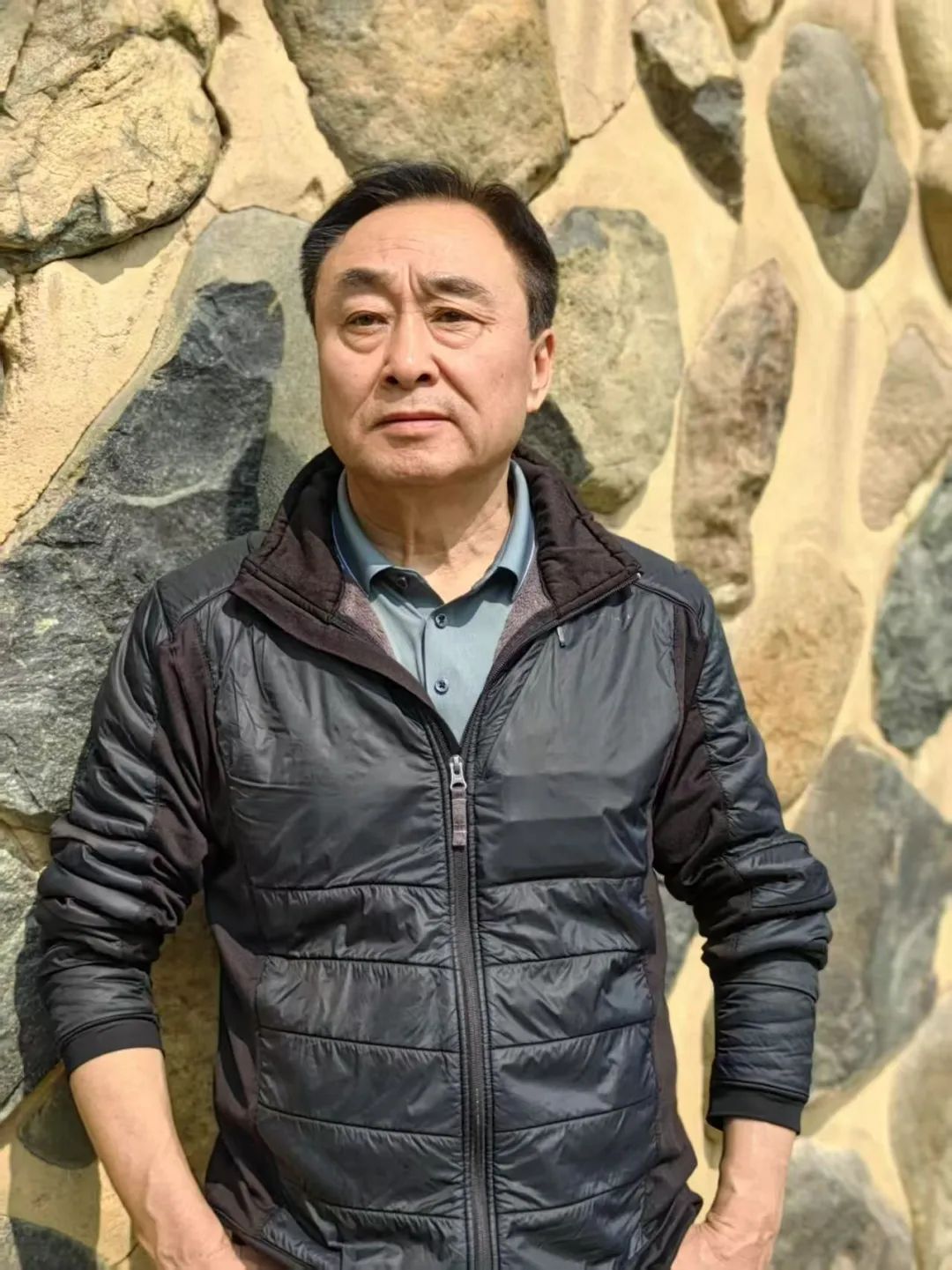 王學芯，出生在北京，長在無錫。中國作家協會會員，中國詩歌學會理事。參加第十屆青春詩會。獲郭沫若詩歌獎、十月文學獎、鍾山文學獎、《作家》第三屆詩歌獎、《星星》詩歌獎、紫金山文學獎、中國第五屆長詩獎，部分詩歌譯介國外。出版《雙唇》《這里那里》《天上的草原》《飛塵》《遷變》《老人院》《光域里》等15部詩集。
