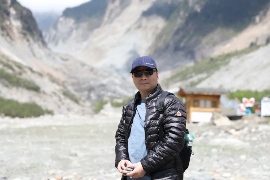 俞敏，筆名肅其羽，浙江杭州人。現為浙江省杭州市市場監管局二級巡視員。八十年代中期開始寫詩?，F為浙江省作協會員、中國詩歌學會會員。有作品刊發在《詩刊》《星星》《詩選刊》《詩歌月刋》《綠風》《詩林》《詩潮》等。出版個人詩集《隱匿的星辰》《越過山頂的太陽》《路過不確定的時間》三部。曾獲第八屆李白杯全國詩歌大賽三等獎等獎項。