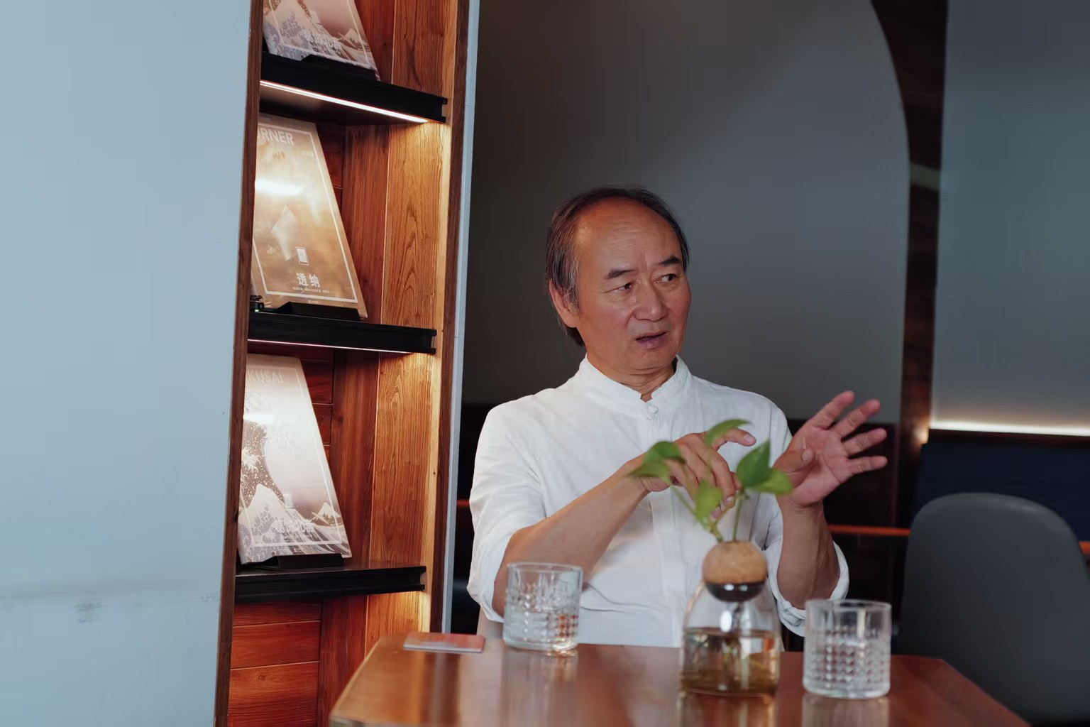 劉亮程在上海朵云書院戲劇店接受澎湃新聞·文學花邊獨家專訪。攝影：周澤洋