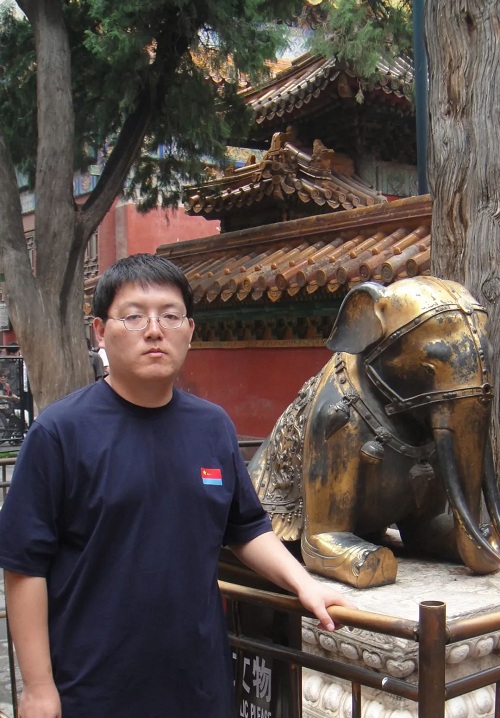宋嵩，山東東營(yíng)人，1985年生于濟(jì)南。文學(xué)博士。現(xiàn)為《長(zhǎng)篇小說(shuō)選刊》雜志主編，副編審，中國(guó)小說(shuō)學(xué)會(huì)常務(wù)理事。著有評(píng)論集《瑯?gòu)至鼷湣贰?></p>
<p style=