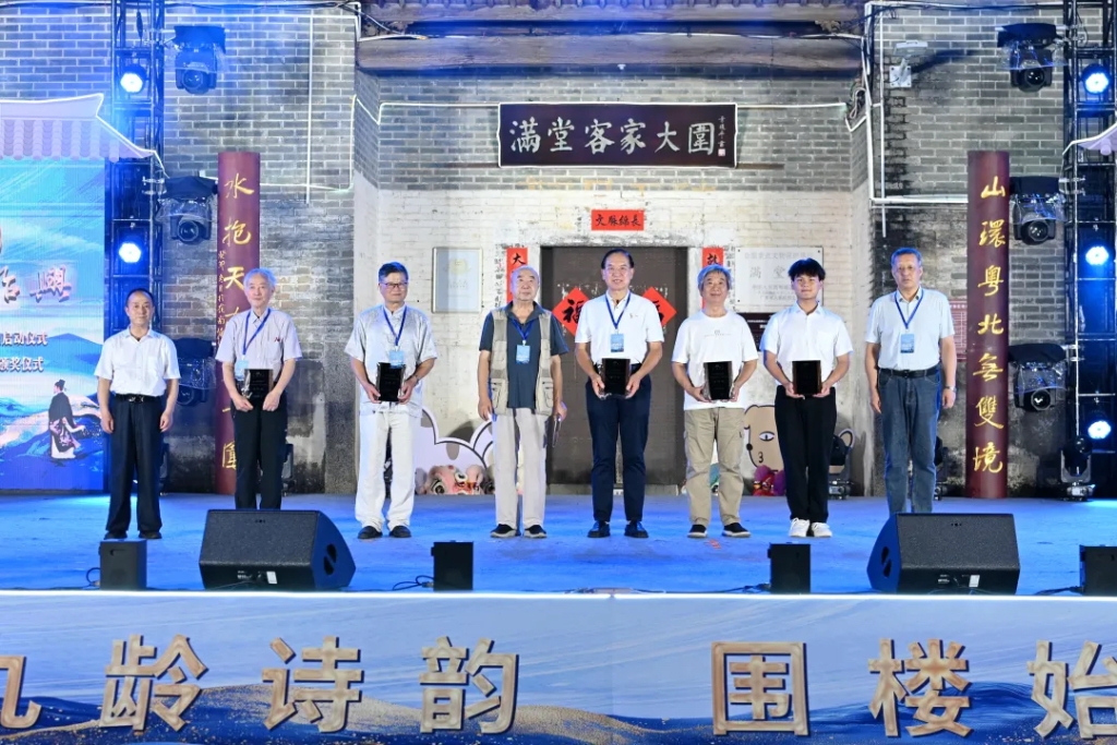 中國書籍出版社原副總編輯、北京詩詞學(xué)會副會長趙安民，《中華詩詞》編輯部主任盧冷夫為佳作獎獲得者頒獎