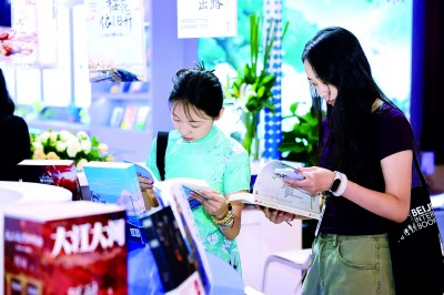 第31屆北京圖博會網(wǎng)絡文學專題展吸引觀眾閱讀。資料圖片