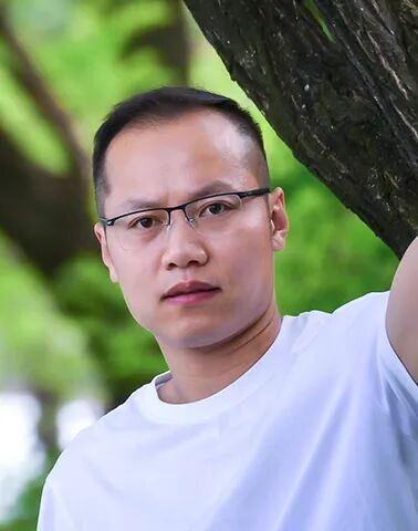   范墩子     西安市文學(xué)藝術(shù)創(chuàng)作研究室專業(yè)作家。在《人民文學(xué)》《江南》《青年作家》《滇池》等期刊發(fā)表近百萬字，已出版《抒情時(shí)代》《虎面》《我從未見過麻雀》《去貝加爾》《小說便條》等作品。曾獲陜西青年文學(xué)獎、《滇池》文學(xué)獎最佳小說獎、長安散文獎等。