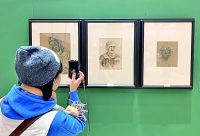 觀眾駐足欣賞肖像素描作品。本報記者 田呢攝/光明圖片
