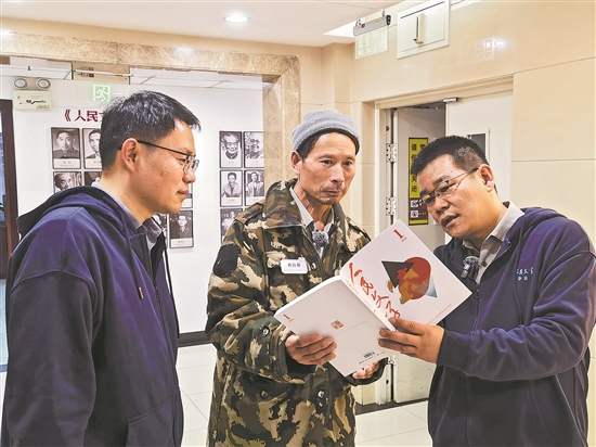 劉詩利與《人民文學(xué)》主編徐則臣、副主編陳濤一起閱讀刊物?！度嗣裎膶W(xué)》雜志社 供圖