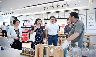 采風團了解南川區中醫藥產業發展