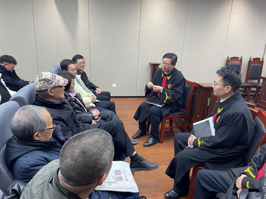 作家們在合肥法務區旁聽庭審后，與主審法官交流。